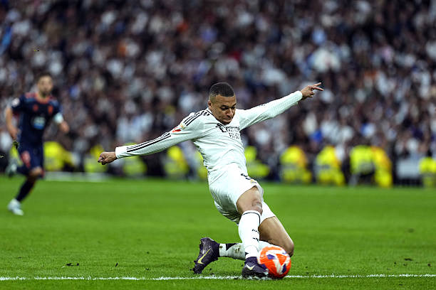 足球定位球?qū)崙?zhàn)指南：如何精準(zhǔn)踢出任意球