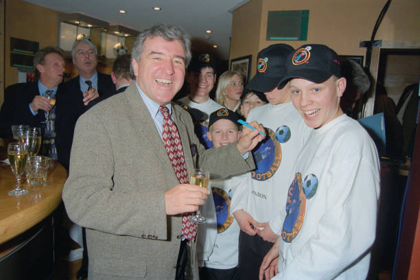 馬賽比賽中斷后續(xù)：歐足聯(lián)或?qū)⒔槿胝{(diào)查，俱樂部面臨重罰