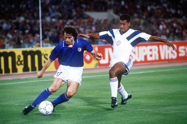 快樂的體育課踢足球主題看圖寫話