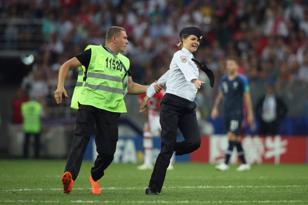 薩拉赫與愛(ài)妻甜蜜合影，網(wǎng)友：這才是真正的郎才女貌