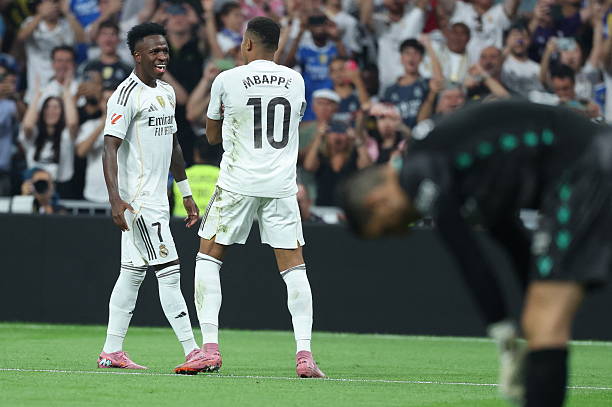 布魯克林與妮可拉的甜蜜愛(ài)情：從戀愛(ài)到婚禮的全記錄