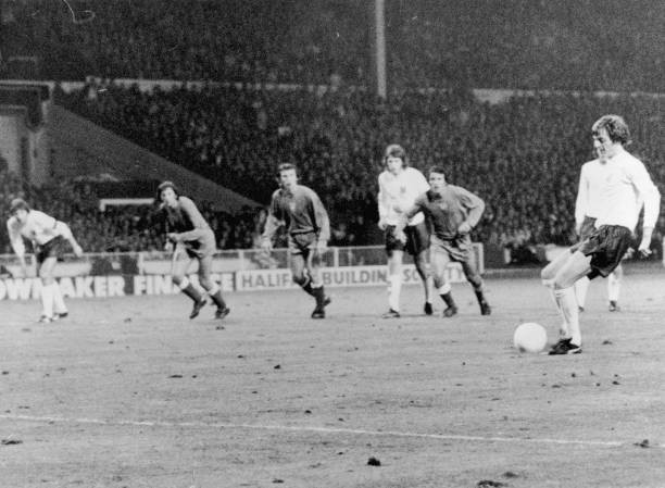 門將：手套是擺設(shè)？我用臉就能撲點(diǎn)球！