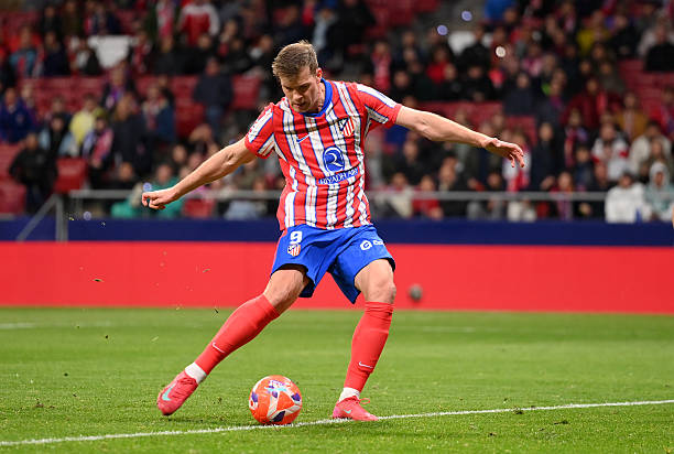 從貝氏弧線到C羅落葉球：足球物理學的演變