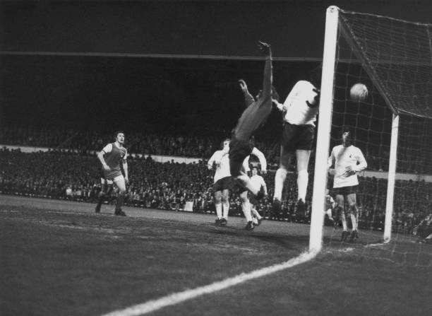 專業(yè)足球場尺寸：11人制比賽場地標準