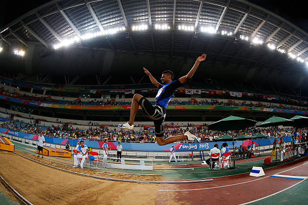 博爾特100米跑多少步？步數(shù)與速度的關(guān)系探討