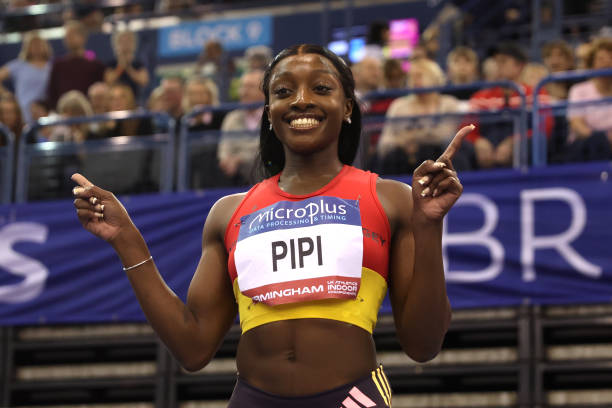 跳遠(yuǎn)收腿技巧：如何提升空中姿態(tài)與落地穩(wěn)定性