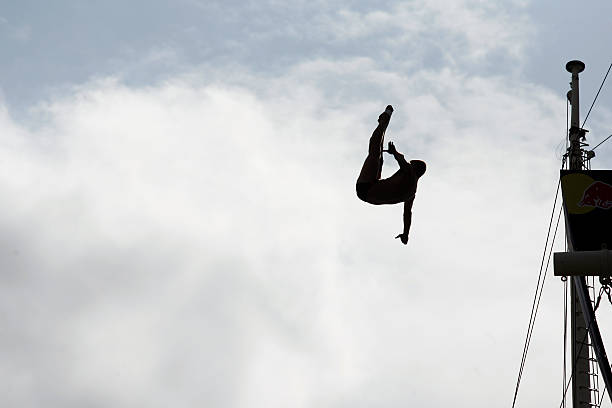 三級(jí)跳遠(yuǎn)動(dòng)作分解：慢動(dòng)作視頻助你突破技術(shù)瓶頸