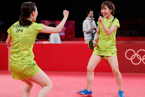 周敏力克強敵，勇奪乒乓球比賽冠軍