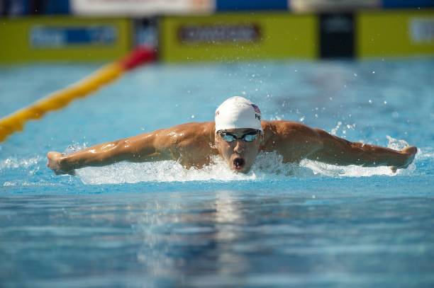 別人游泳帶泳鏡是為了看清水底，我戴泳鏡是為了不讓別人認出我
