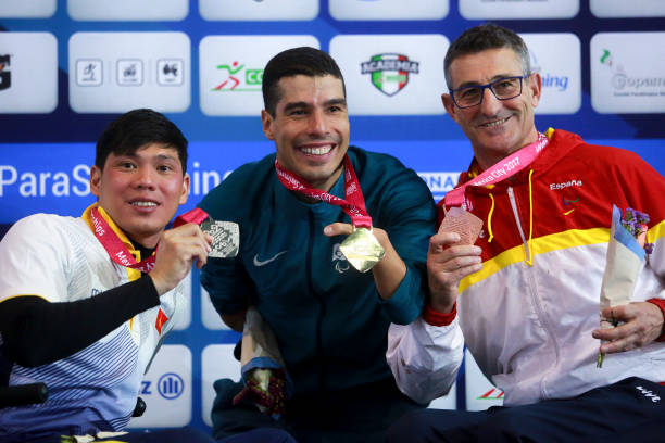 游泳館里的動態(tài)場景：簡筆畫如何表現(xiàn)游泳動作