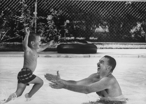 “游泳”家族大揭秘：swim, swam, swum, swimming 到底怎么分？