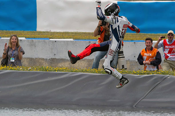 蝶泳打腿分解動(dòng)作：慢動(dòng)作學(xué)習(xí)腿部波浪式運(yùn)動(dòng)