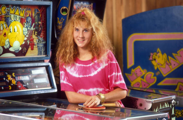 網(wǎng)球比賽中為何選手總拿三個(gè)球？揭秘背后的策略考量