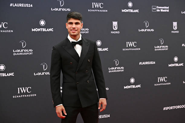 費德勒正式入選國際網(wǎng)球名人堂，傳奇生涯畫上句號