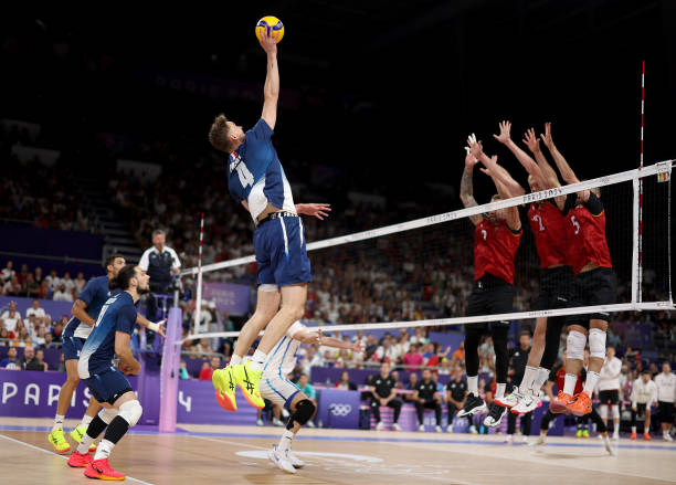 排球過(guò)中線犯規(guī)的判定標(biāo)準(zhǔn)與責(zé)任主體探討