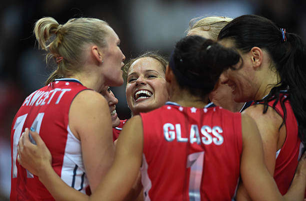 圖解排球接發(fā)球技巧：提高一傳穩(wěn)定性的訓(xùn)練方法