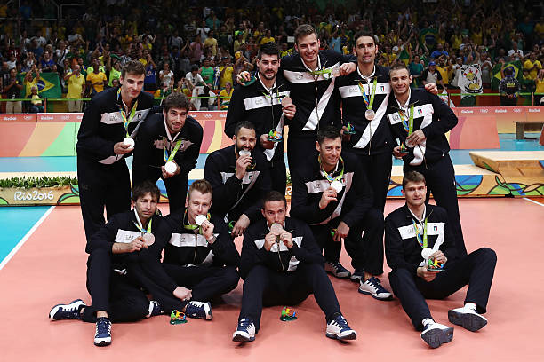 排球規(guī)則解析:發(fā)球失敗后隊(duì)員能否繼續(xù)擊球?