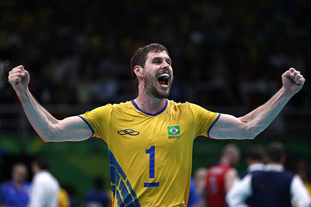 排球上手發(fā)球與下手發(fā)球?qū)Ρ冉虒W視頻