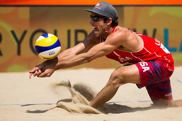 排球比賽場地與設備要求：網高、場地尺寸與球的規(guī)定