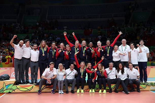 排球魚躍動(dòng)作分解：手部、身體和腳步的協(xié)調(diào)配合