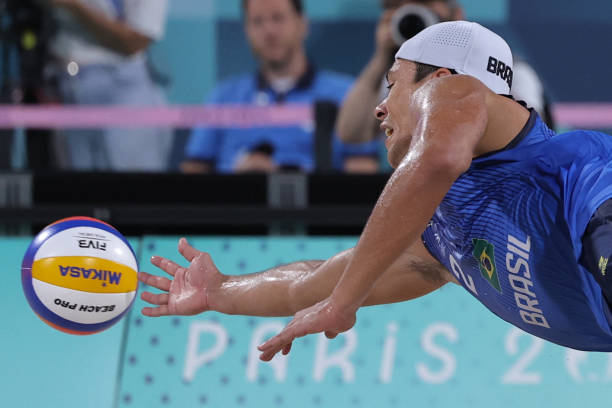 中考排球技巧訓(xùn)練方法：如何提高一傳穩(wěn)定性