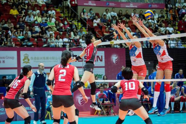 如何正確執(zhí)行排球墊球口訣：一插二夾三提四蹬